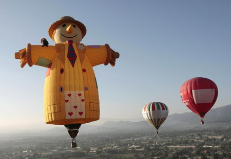 Mexicans welcome spring equinox at pyramid resort