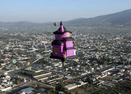 Mexicans welcome spring equinox at pyramid resort