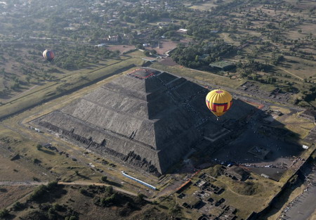 Mexicans welcome spring equinox at pyramid resort