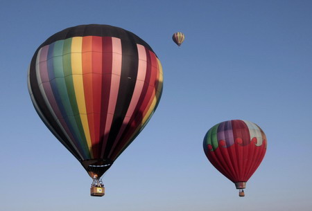Mexicans welcome spring equinox at pyramid resort
