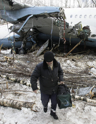 Russian airliner crashes, 2 seriously injured