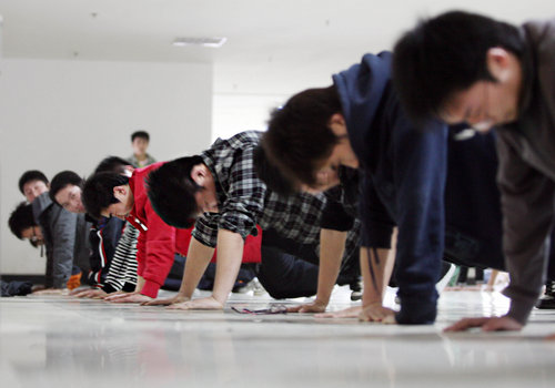 Push-up tests on job fair in Wuhan