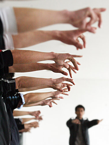 Push-up tests on job fair in Wuhan