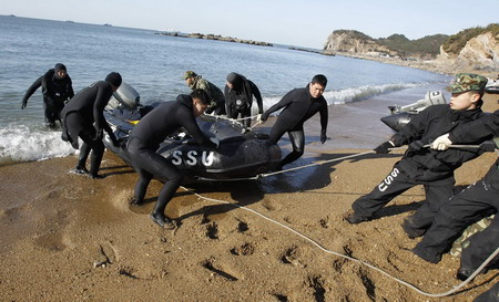 Search for missing ROK sailors continues, relatives weep