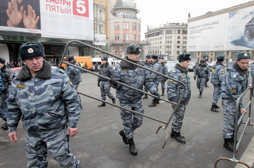 Female suicide bombers kill 37 in Moscow metro
