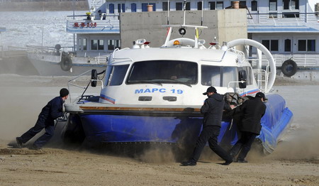 Hovercraft service opens on China-Russia border