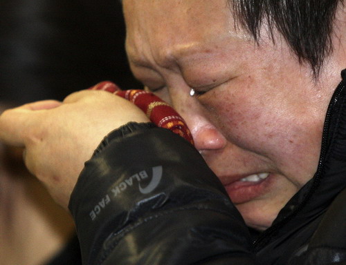 Search for missing ROK sailors continues, relatives grieve