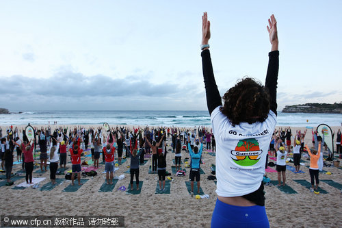 284 sydneysiders take annual Yoga class at beach