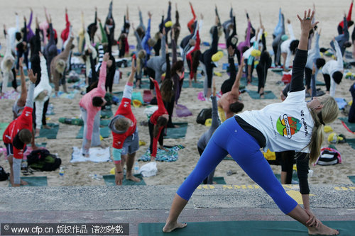 284 sydneysiders take annual Yoga class at beach