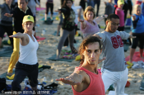 284 sydneysiders take annual Yoga class at beach
