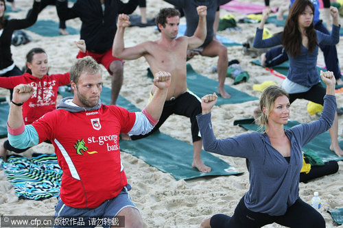 284 sydneysiders take annual Yoga class at beach