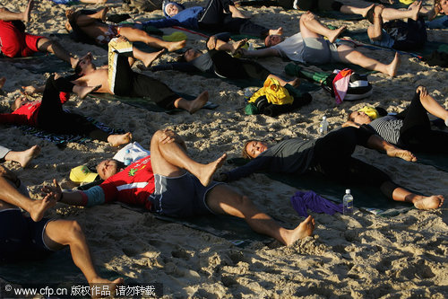 284 sydneysiders take annual Yoga class at beach