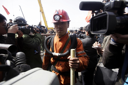 Rescuers enter flooded coal mine in Shanxi
