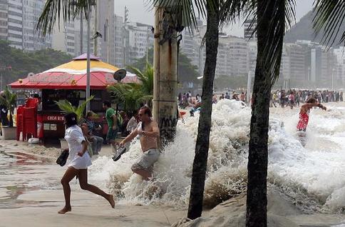 Copacabana beach soaked by swelling seawater
