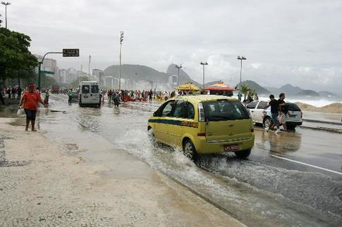 Copacabana beach soaked by swelling seawater