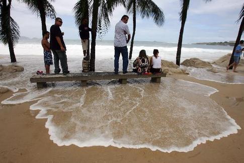 Copacabana beach soaked by swelling seawater