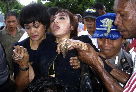 Several hurt as Indonesian plane breaks up on landing