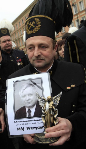Poles bid farewell to late president
