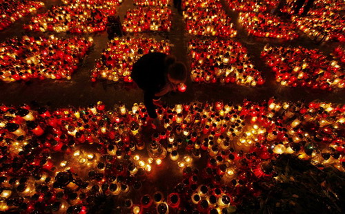 Poles bid farewell to late president