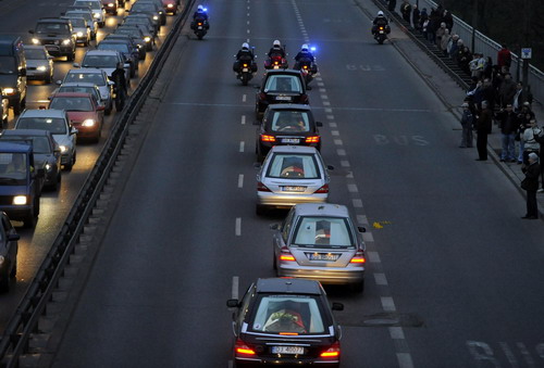 Poles bid farewell to late president