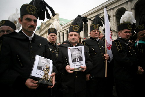 Poles bid farewell to late president
