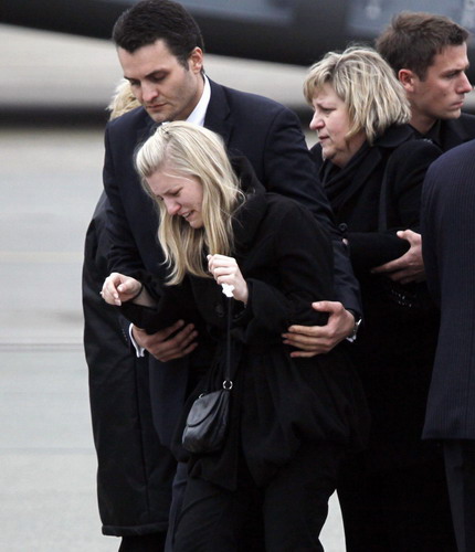 Poles bid farewell to late president