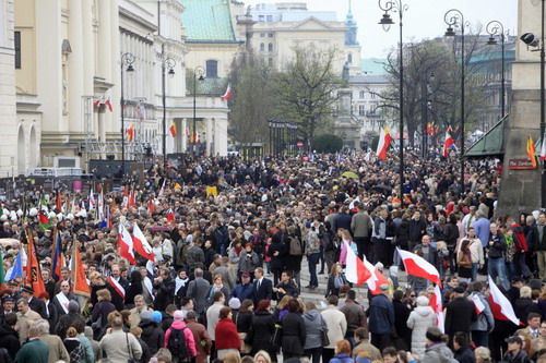 Poles bid farewell to late president