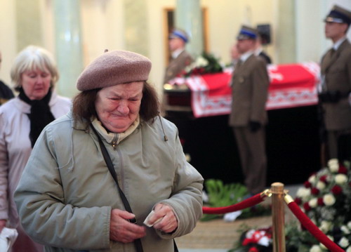 Poles bid farewell to late president
