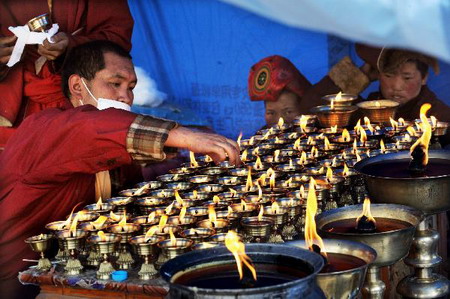 Monks pray for quake victims