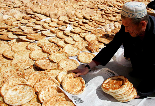 Xinjiang donates local food Nang to Yushu