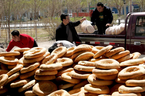 Xinjiang donates local food Nang to Yushu
