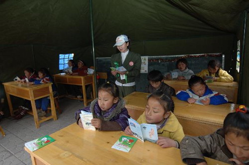 Camp school opens in quake-hit Yushu