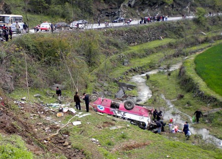 Buses fall into ditch in Hubei, killing 4