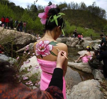 Body painting show at scenic zone of Luoyang City