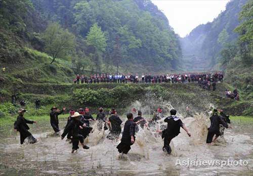 Miao water drum dance celebrates offering