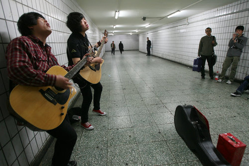 'Ant tribe' performs to raise money for Yushu