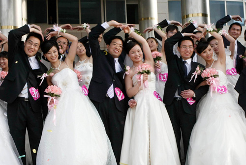 Group wedding celebrates May Day holiday