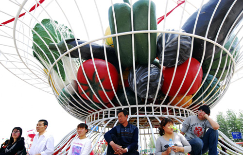Giant vegetable 'grows' in E China