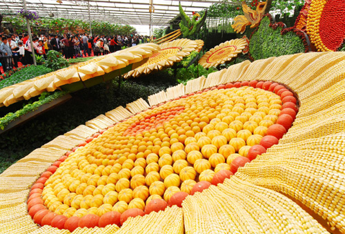 Giant vegetable 'grows' in E China