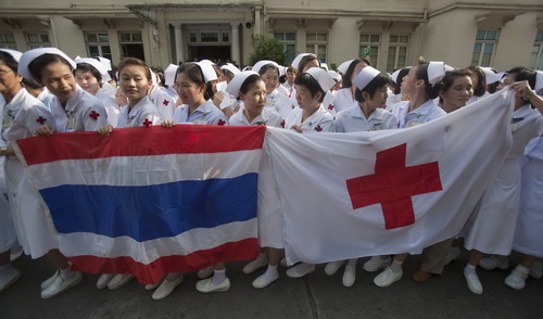 Thai nurses demonstrate against 'red shirt' protesters
