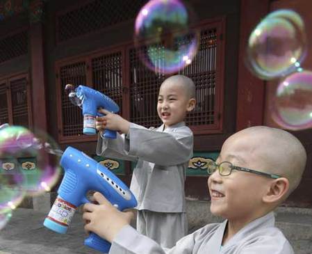Novice monks celebrate Children's Day in Seoul