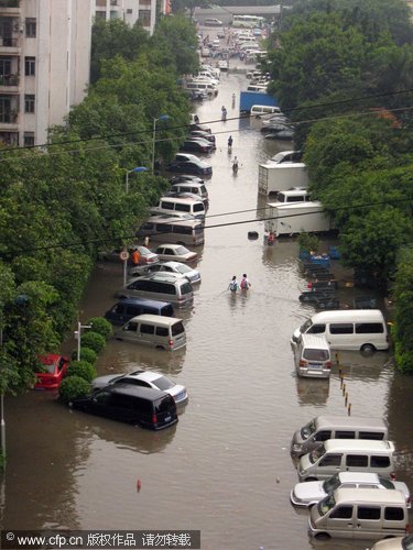 Heavy rain hits Guangzhou