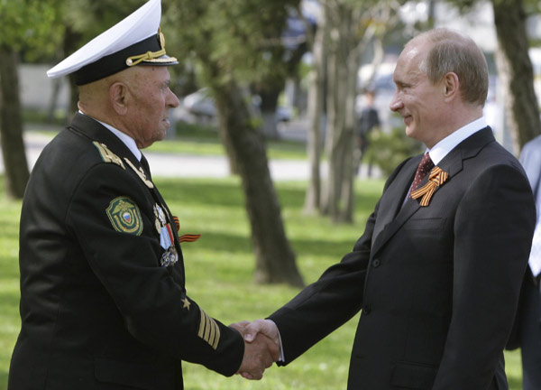 Russia remembers WWII dead on Eve of Victory Day