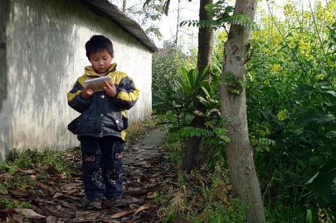 Orphan photographers' lens on Wenchuan