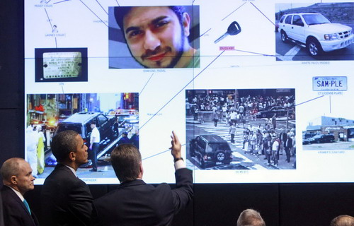 Obama visits the Real Time Crime Center