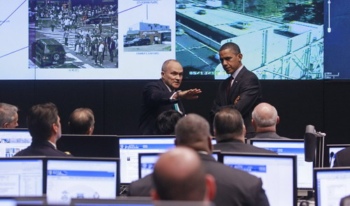 Obama visits the Real Time Crime Center