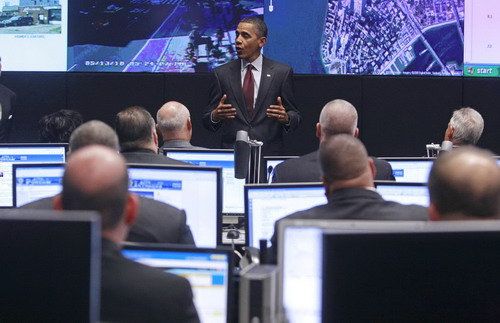Obama visits the Real Time Crime Center