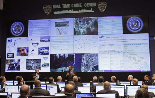 Obama visits the Real Time Crime Center