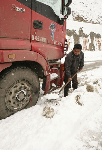 Heavy snow hits Xinjiang