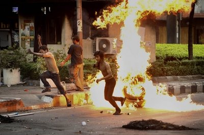 Protesters confront gov't crackdown in Bangkok